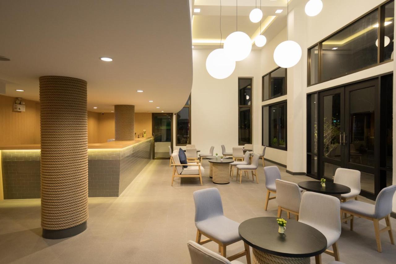 Journeyhub Pattaya Central Exterior photo